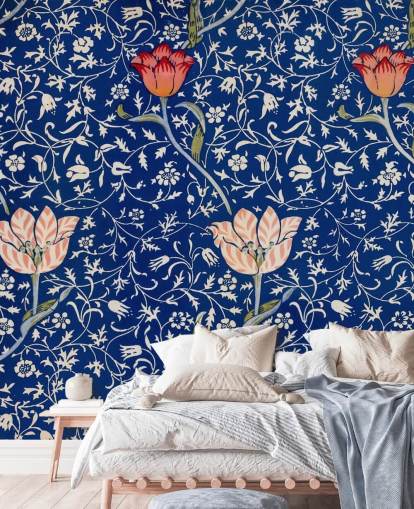 marineblauw behang met roze en rode bloemen marineblauw behang met roze en rode bloemen