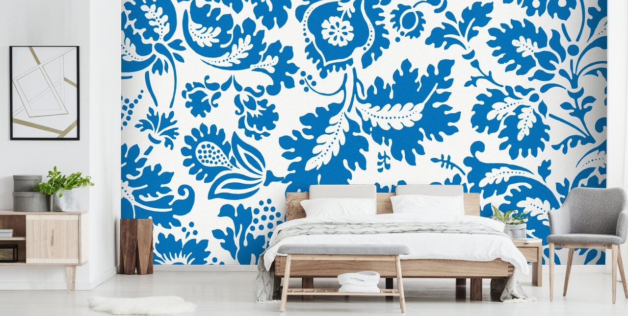 blaue und weiße Blumenmustertapete