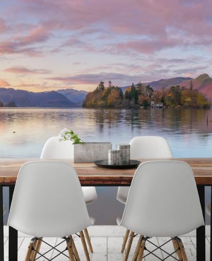 Innsjø omgitt av fjell Innsjø omgitt av fjell