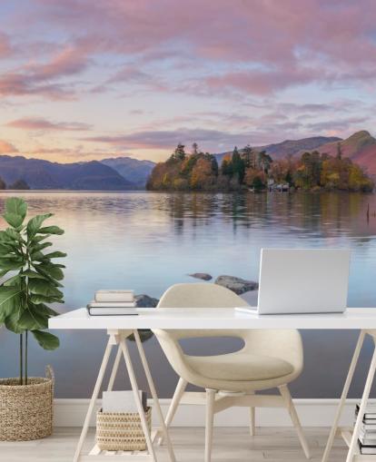 Lago cercado por montanhas Lago cercado por montanhas