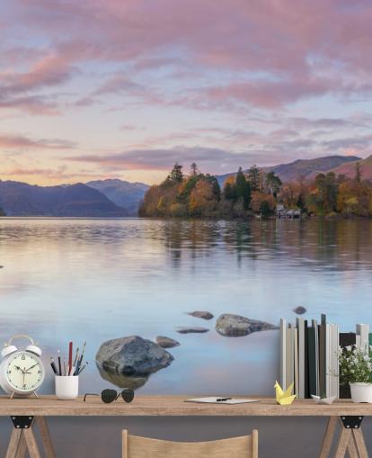 Innsjø omgitt av fjell Innsjø omgitt av fjell