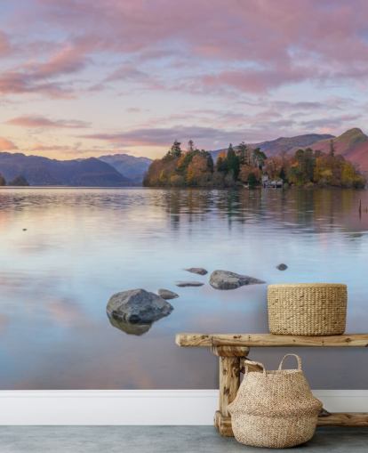 Lago circondato da montagne Lago circondato da montagne