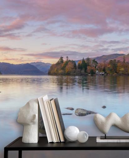 Sjö omgiven av berg Sjö omgiven av berg