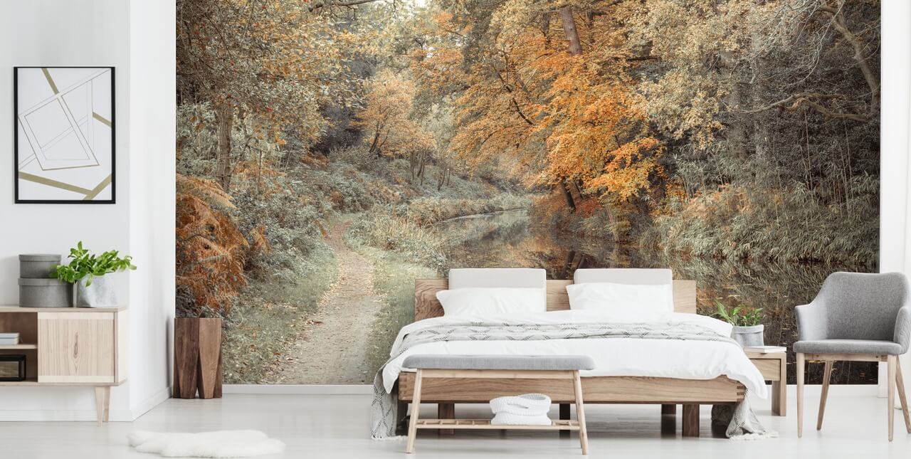 herfstbos door kanaal behang