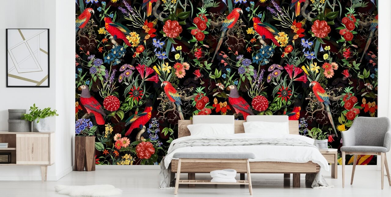 rode papegaaien en kleurrijke bloemen op zwart achtergrondbehang rode papegaaien en kleurrijke bloemen op zwart achtergrondbehang