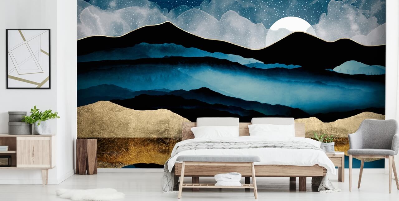 donkerblauw, zwart en goudkleurig abstract bergbehang
