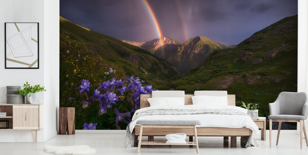 storm skyer og regnbue over fjellfelt tapet