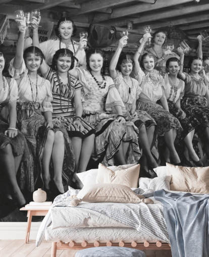 Schwarz-Weiß-Foto von Damen, die Gläser heben Tapete Schwarz-Weiß-Foto von Damen, die Gläser heben Tapete