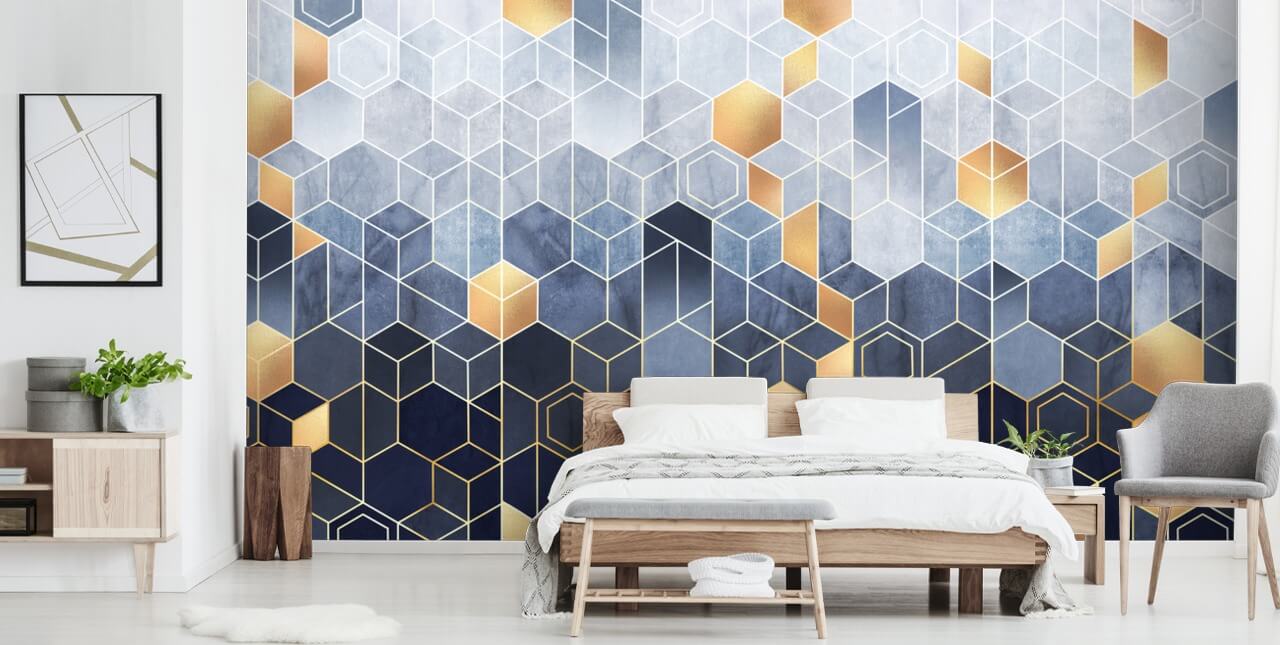 papier peint hexagones bleu marine et doré