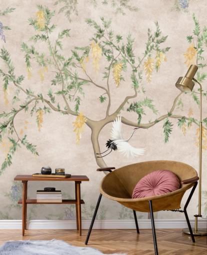 Albero che cresce in stile orientale con sfondo crema chiaro, fiori verdi e gialli e carta da parati bianca con gru, uccellini a cineseria Albero che cresce in stile orientale con sfondo crema chiaro, fiori verdi e gialli e carta da parati bianca con gru, uccellini a cineseria