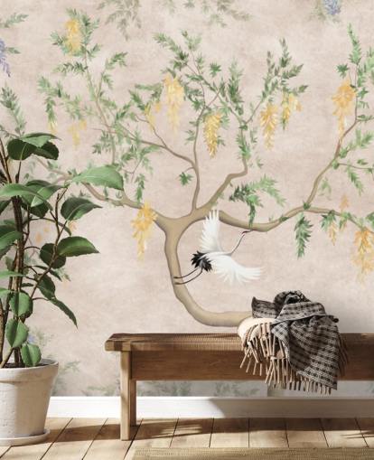 Wachsender Baum im orientalischen Stil mit hellcremefarbenem Hintergrund, grünen und gelben Blumen und weißen Kranichvögeln, Chinoiserie-Tapete Wachsender Baum im orientalischen Stil mit hellcremefarbenem Hintergrund, grünen und gelben Blumen und weißen Kranichvögeln, Chinoiserie-Tapete