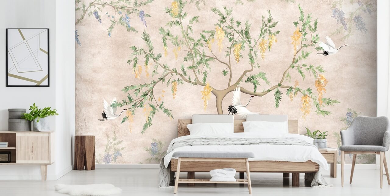 Árvore em crescimento de estilo oriental com fundo creme claro, flores verdes e amarelas e papel de parede chinoiserie de pássaros guindastes brancos Árvore em crescimento de estilo oriental com fundo creme claro, flores verdes e amarelas e papel de parede chinoiserie de pássaros guindastes brancos