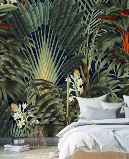 Wandtapete mit grünen Palmenblättern und orangefarbenen Blumen im Dschungel namens Palm Jungle von Burcu Korkmazyurek für Schlafzimmer Wandtapete mit grünen Palmenblättern und orangefarbenen Blumen im Dschungel namens Palm Jungle von Burcu Korkmazyurek für Schlafzimmer