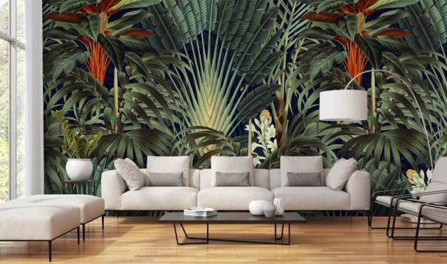 grønne palmeblade og orange blomsterjungle tapetmaleri kaldet Palm Jungle af Burcu Korkmazyurek til soveværelser
