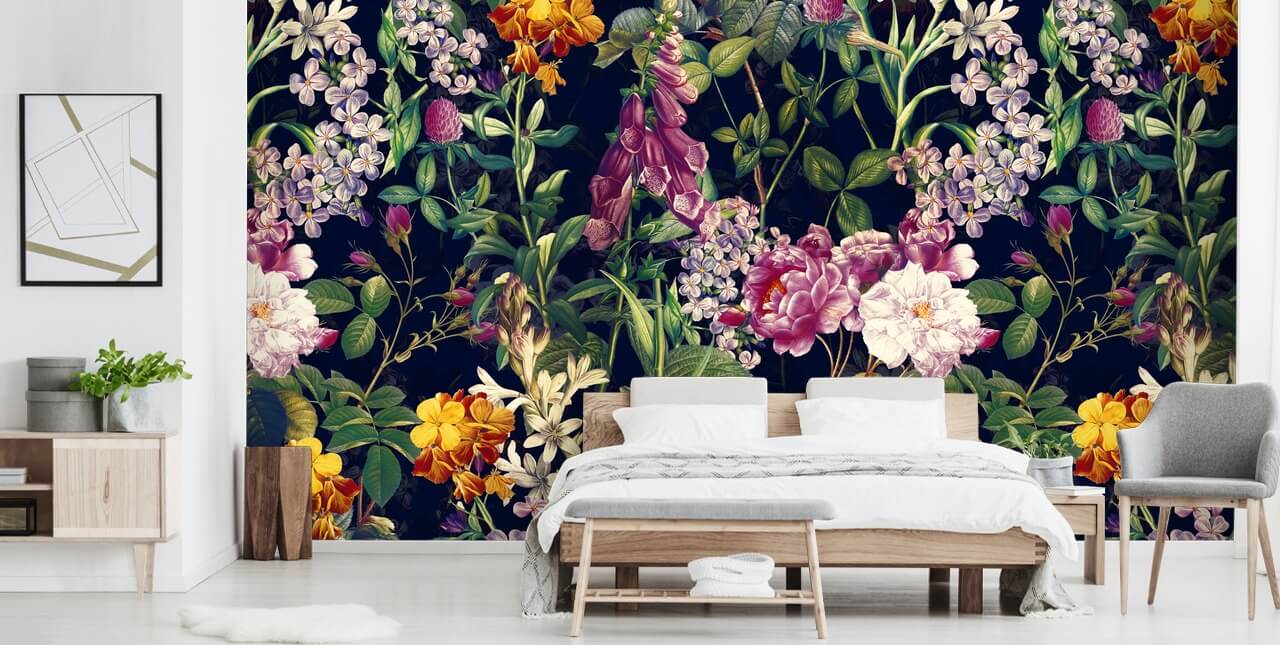 mørke blomster med gule og lilla blomster tapet