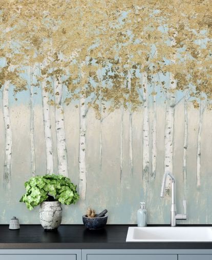 berkenbomen met gouden bladeren en lichtroze luchten behang berkenbomen met gouden bladeren en lichtroze luchten behang