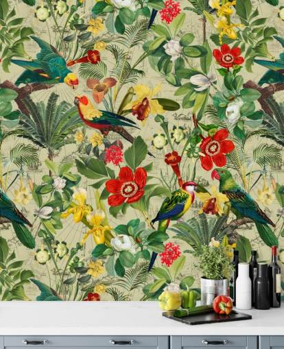 Carta da parati tropicale verde con fiori rossi e gialli e pappagalli verdi Carta da parati tropicale verde con fiori rossi e gialli e pappagalli verdi