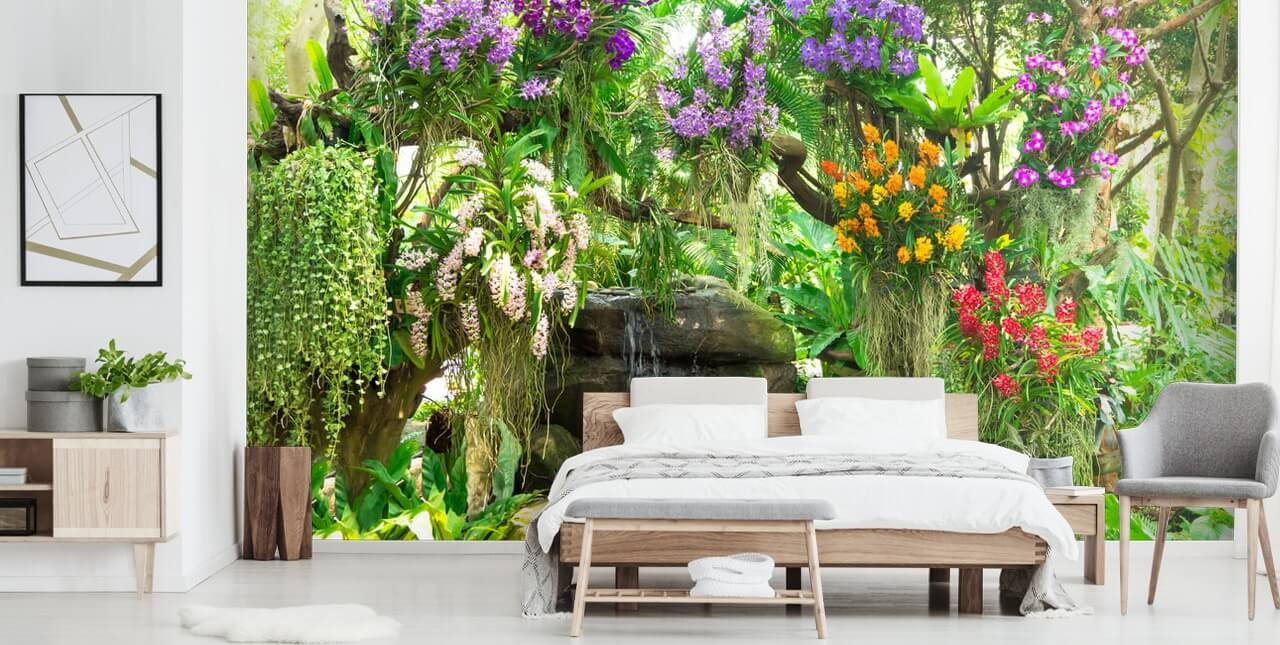 kleine waterval en bloemen in tuinbehang