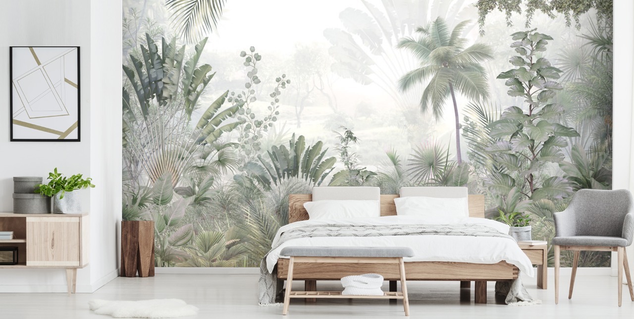 Papier peint de paysage de jungle verte et sourde avec de grands palmiers et un fond brumeux