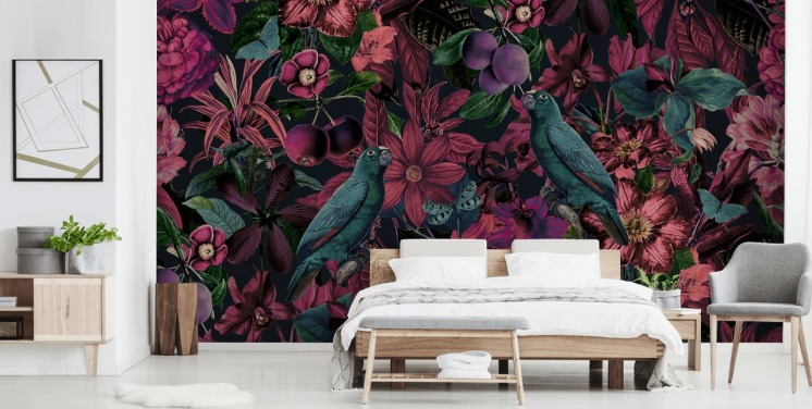 donkerroze bloemen en groene vogels behang