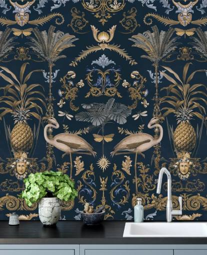 mässingsguld och mörk marinblå tapetväggmålning kallad Ornamental Flamingo Blue för vardagsrum mässingsguld och mörk marinblå tapetväggmålning kallad Ornamental Flamingo Blue för vardagsrum