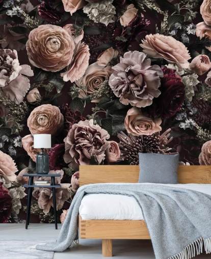 papel de parede floral rosa escuro chamado Velveteen Flowers Dark Blush de Andrea Haase para quartos e salas de estar papel de parede floral rosa escuro chamado Velveteen Flowers Dark Blush de Andrea Haase para quartos e salas de estar