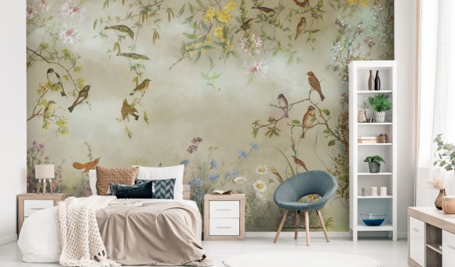 beigefarbene und hellgrüne Blumentapete namens Meadow von Marina Stupakova für Schlafzimmer