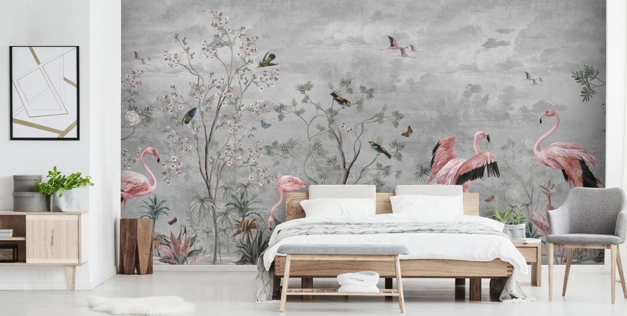 Grijze bewolkte achtergrond met takken en roze bloemen en flamingovogels