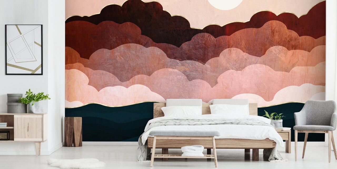 Nubes rosadas y granates en un cielo rosa con un mural marino azul oscuro