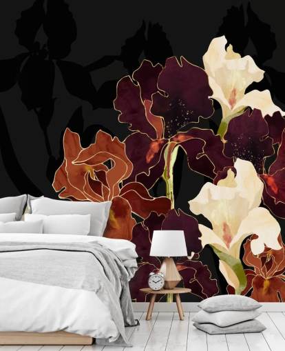 Sort baggrund med en blanding af lilla, brune og hvide iris blomster Sort baggrund med en blanding af lilla, brune og hvide iris blomster