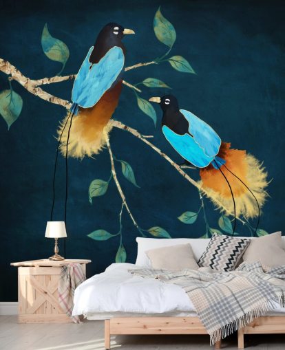 Pássaros azuis e dourados em um galho com folhas verdes em um fundo azul escuro Pássaros azuis e dourados em um galho com folhas verdes em um fundo azul escuro