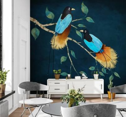 Blaue und goldene Vögel auf einem Ast mit grünen Blättern auf dunkelblauem Hintergrund