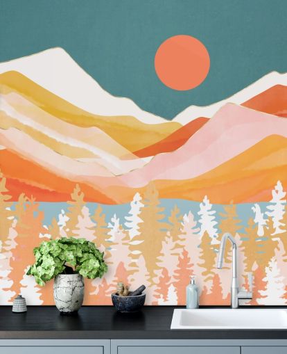 Orange og gule bjerge og skov med en krikand himmel og orange sol Orange og gule bjerge og skov med en krikand himmel og orange sol