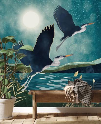 Marine-Reiher fliegen über einen blauen Fluss mit türkisfarbenem Himmel Marine-Reiher fliegen über einen blauen Fluss mit türkisfarbenem Himmel