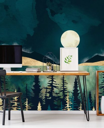 Donkerblauwe lucht met een witte maan boven een donker bos en bergen Donkerblauwe lucht met een witte maan boven een donker bos en bergen