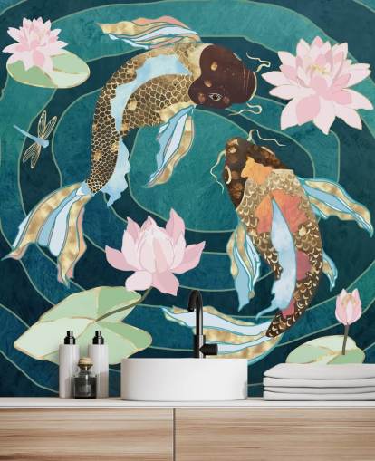 Guld och brun fisk svinnande i en blå damm med rosa blommor Guld och brun fisk svinnande i en blå damm med rosa blommor