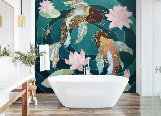 Gull og brun fisk svinner i en blå dam med rosa blomster