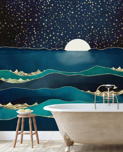 Vit måne i en stjärnhimmel över ett blått hav Vit måne i en stjärnhimmel över ett blått hav