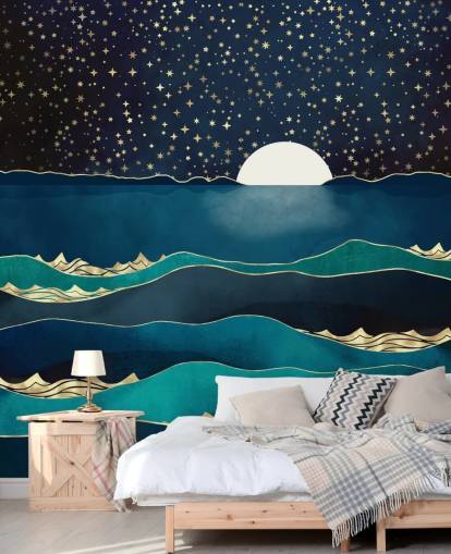 Hvit måne i en stjernehimmel over et blått hav  Hvit måne i en stjernehimmel over et blått hav