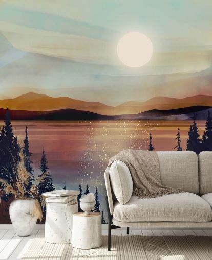 Auringonlasku Pronssijärven ja vuorten yli metsäpuiden kanssa Auringonlasku Pronssijärven ja vuorten yli metsäpuiden kanssa