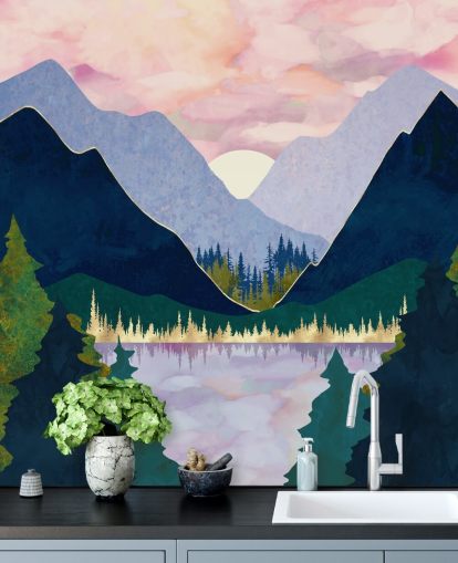 Lila och blå berg nära en sjö vid solnedgången Lila och blå berg nära en sjö vid solnedgången