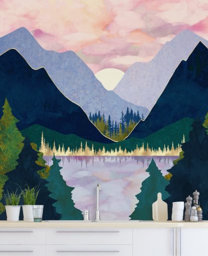 Paarse en blauwe bergen in de buurt van een meer bij zonsondergang Paarse en blauwe bergen in de buurt van een meer bij zonsondergang