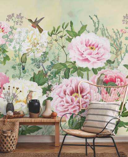 Flores cor de rosa grandes com pássaros em um fundo creme Flores cor de rosa grandes com pássaros em um fundo creme