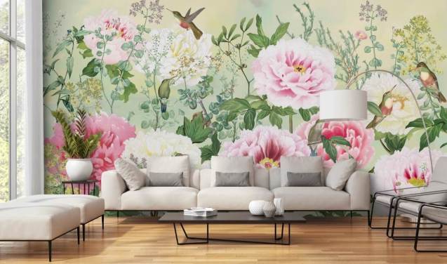 Grandes fleurs roses avec des oiseaux sur fond crème