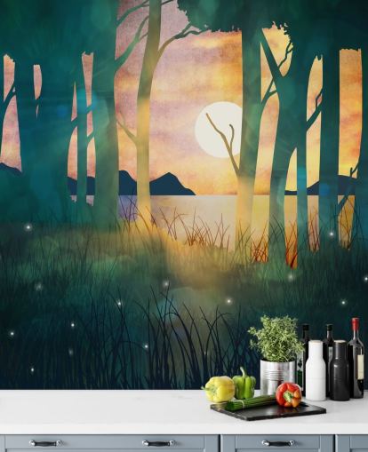 Smaragdgrønn skog med solnedgang over en elv og blå fjell Smaragdgrønn skog med solnedgang over en elv og blå fjell