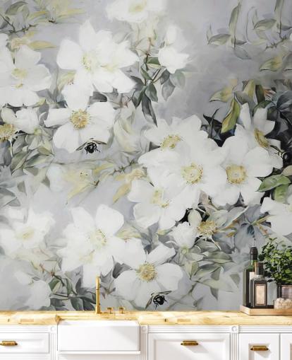 Grauer Hintergrund mit weißen Blüten und gedämpften grünen Blättern Grauer Hintergrund mit weißen Blüten und gedämpften grünen Blättern