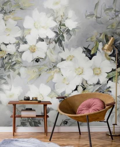 Harmaa tausta, valkoiset kukat ja vaimennetut vihreät lehdet Harmaa tausta, valkoiset kukat ja vaimennetut vihreät lehdet