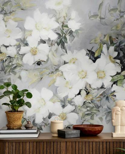 Grå bakgrunn med hvite blomster og dempede grønne blader Grå bakgrunn med hvite blomster og dempede grønne blader