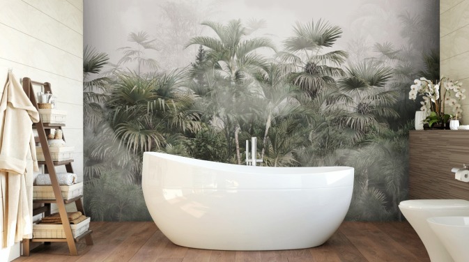 Donkergroene hoge palmbomen in een mistige jungle met een lichtgrijs hemelbehang