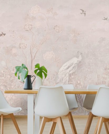 Papel de parede vintage desbotado rosa claro em estilo chinoiserie com videiras de crescimento macio e pássaros e pavões brancos Papel de parede vintage desbotado rosa claro em estilo chinoiserie com videiras de crescimento macio e pássaros e pavões brancos